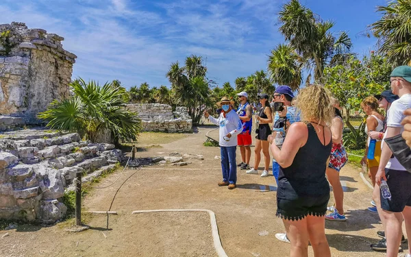 Playa del Carmen Meksika 25 numara. Mart 2022 Antik Tulum, Tulum Meksika 'daki tropikal doğal orman palmiyesi ve deniz manzarası üzerindeki kalıntılar ve tapınak kalıntıları ile Maya bölgesini harap etti..
