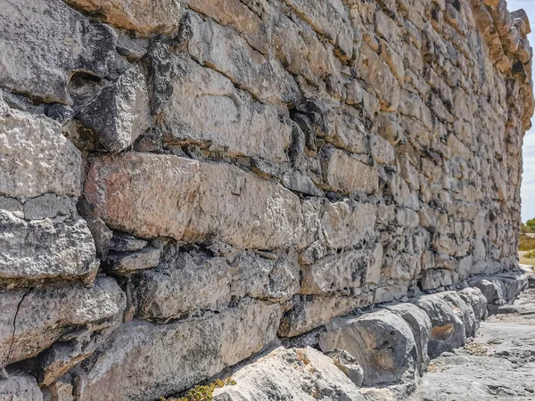 Antik Tulum, Tulum Meksika 'daki tropikal doğal orman palmiyesi ve deniz manzarasında tapınak kalıntıları ve eserlerle Maya bölgesini harabeye çeviriyor..