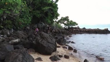 Surat Thani Tayland 25. Mai 2018 Harika Koh Samui adası sahili ve Tayland 'da kayalar ve ormanlarla dolu manzara manzarası.