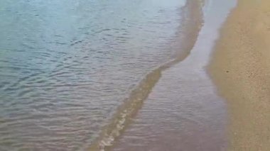 Su ve dalgalar Surat Thani Tayland 'daki Koh Samui adasında Bo Phut Sahili' nde..