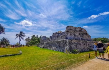 Tulum Meksika 25. Mart 2022 Antik Tulum, Tulum Meksika 'daki tropikal doğal orman palmiyesi ve deniz manzarası üzerindeki kalıntılar ve tapınak kalıntıları ile Maya bölgesini harap etti..
