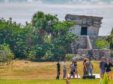 Tulum Meksika 25. Mart 2022 Antik Tulum, Tulum Meksika 'daki tropikal doğal orman palmiyesi ve deniz manzarası üzerindeki kalıntılar ve tapınak kalıntıları ile Maya bölgesini harap etti..