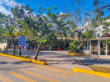 Tulum Meksika 16. Mart 2022 Tipik renkli sokak yolu ve şehir manzarası üzerinden Meksika 'da Tulum' da palmiye ağaçları ve restoranlar trafiği.