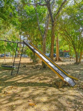 Playa del Carmen Quintana Roo Meksika 'da bir parkta oyun parkında kayar ve tırmanır..