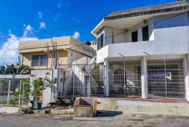 Playa del Carmen Meksika 12. Mart 2022 Tipik sokak yolu ve şehir manzarası Luis Donaldo Colosio Playa del Carmen 'in Meksika' daki araba ve binaları ile.