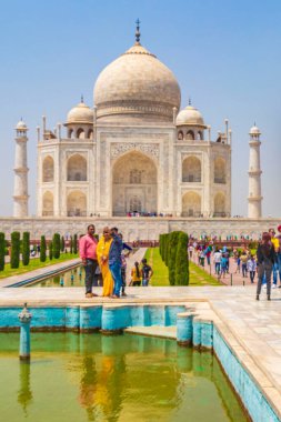 Uttar Pradesh Hindistan 10. Mai 2018 Taj Mahal Agra Hindistan 'da Mogul mermer mozolesi ve 17. yüzyılın ünlü simetrik bahçelerinin panoraması.