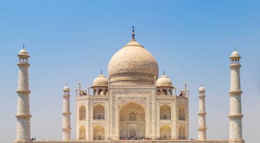 Agra Hindistan 'daki Taj Mahal 17. yüzyılın ünlü simetrik bahçelerinin mermer mozolesi ve panoraması..