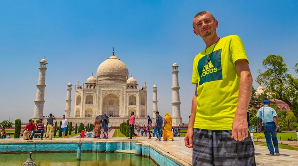 Utazó Turista Pózol Előtt Híres Taj Mahal Agra India Mogul — Stock Fotó