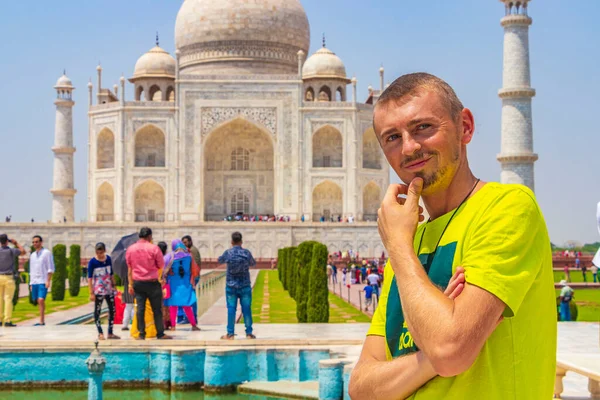 Utazó Turista Pózol Előtt Híres Taj Mahal Agra India Mogul — Stock Fotó