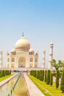 Agra Hindistan 'daki Taj Mahal 17. yüzyılın ünlü simetrik bahçelerinin mermer mozolesi ve panoraması..