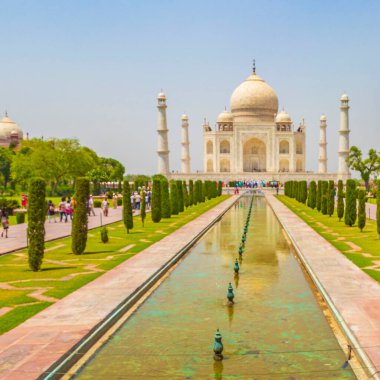 Agra Hindistan 'daki Taj Mahal 17. yüzyılın ünlü simetrik bahçelerinin mermer mozolesi ve panoraması..