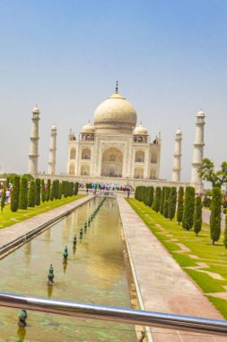 Agra Hindistan 'daki Taj Mahal 17. yüzyılın ünlü simetrik bahçelerinin mermer mozolesi ve panoraması..