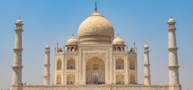 Agra Hindistan 'daki Taj Mahal 17. yüzyılın ünlü simetrik bahçelerinin mermer mozolesi ve panoraması..
