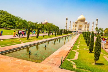 Uttar Pradesh Hindistan 10. Mai 2018 Taj Mahal Agra Hindistan 'da Mogul mermer mozolesi ve 17. yüzyılın ünlü simetrik bahçelerinin panoraması.