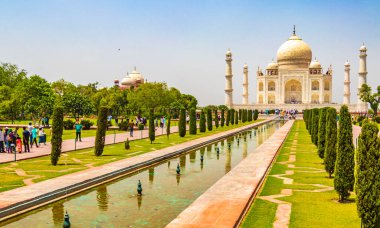 Uttar Pradesh Hindistan 10. Mai 2018 Taj Mahal Agra Hindistan 'da Mogul mermer mozolesi ve 17. yüzyılın ünlü simetrik bahçelerinin panoraması.