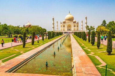 Uttar Pradesh Hindistan 10. Mai 2018 Taj Mahal Agra Hindistan 'da Mogul mermer mozolesi ve 17. yüzyılın ünlü simetrik bahçelerinin panoraması.