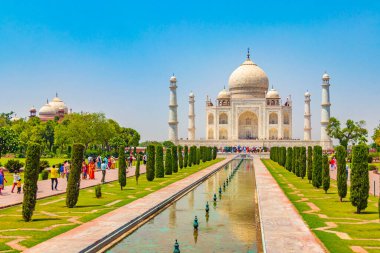 Uttar Pradesh Hindistan 10. Mai 2018 Taj Mahal Agra Hindistan 'da Mogul mermer mozolesi ve 17. yüzyılın ünlü simetrik bahçelerinin panoraması.