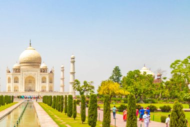 Uttar Pradesh Hindistan 10. Mai 2018 Taj Mahal Agra Hindistan 'da Mogul mermer mozolesi ve 17. yüzyılın ünlü simetrik bahçelerinin panoraması.