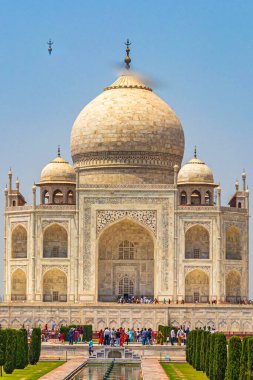 Agra Hindistan 'daki Taj Mahal 17. yüzyılın ünlü simetrik bahçelerinin mermer mozolesi ve panoraması..