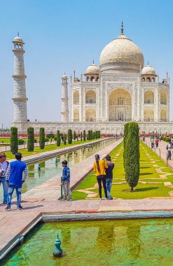 Uttar Pradesh Hindistan 10. Mai 2018 Taj Mahal Agra Hindistan 'da Mogul mermer mozolesi ve 17. yüzyılın ünlü simetrik bahçelerinin panoraması.