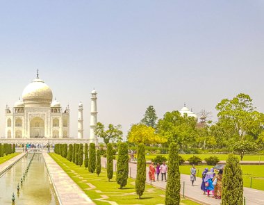 Uttar Pradesh Hindistan 10. Mai 2018 Taj Mahal Agra Hindistan 'da Mogul mermer mozolesi ve 17. yüzyılın ünlü simetrik bahçelerinin panoraması.