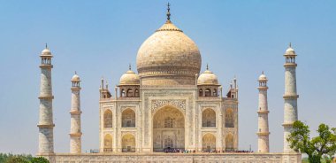 Agra Hindistan 'daki Taj Mahal 17. yüzyılın ünlü simetrik bahçelerinin mermer mozolesi ve panoraması..