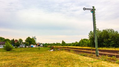 Kuzey Almanya 'dan gelen yeşil ve barışçıl tarım arazileri tren istasyonu inşaatı ve tren rayları.