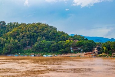 Mekong nehri ve Luang Prabang şehri, Güneydoğu Asya 'da Laos dünya turnesinde yer alıyor..