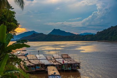 Günbatımında Mekong nehri manzarası ve Luang Prabang şehri Güneydoğu Asya 'da Laos dünya turunda..