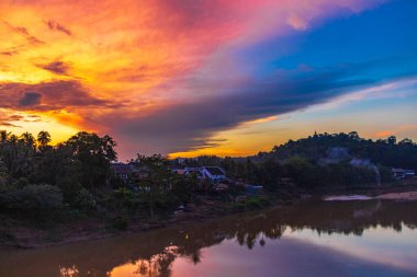 Günbatımında Mekong nehri manzarası ve Luang Prabang şehri Güneydoğu Asya 'da Laos dünya turunda..