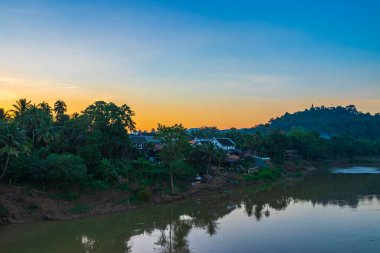 Günbatımında Mekong nehri manzarası ve Luang Prabang şehri Güneydoğu Asya 'da Laos dünya turunda..