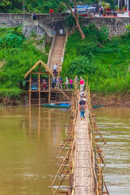 Luang Prabang Laos 21. Kasım 2018 Tüm yıl boyunca Luang Prabang Laos 'taki Mekong Nehri üzerinde Bambu Köprüsü Kapısı inşaatı.