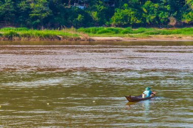 Güneydoğu Asya 'da Mekong nehrinin manzarası ve Laos' taki Luang Prabang şehrinde tekneler..