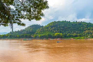 Mekong nehri ve Luang Prabang şehri, Güneydoğu Asya 'da Laos dünya turnesinde yer alıyor..