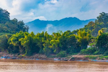 Mekong nehri ve Luang Prabang şehri, Güneydoğu Asya 'da Laos dünya turnesinde yer alıyor..