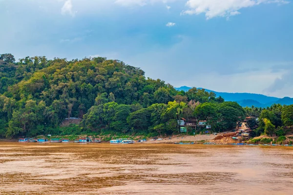 Mekong nehri ve Luang Prabang şehri, Güneydoğu Asya 'da Laos dünya turnesinde yer alıyor..