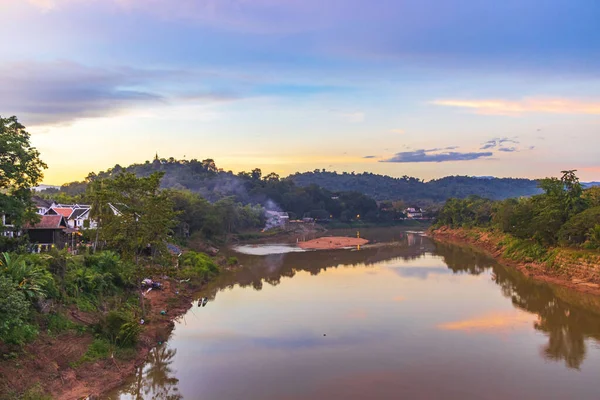 Zachód Słońca Panoramie Krajobrazu Rzeki Mekong Miasta Luang Prabang Laosie — Zdjęcie stockowe