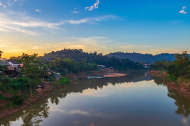 Günbatımında Mekong nehri manzarası ve Luang Prabang şehri Güneydoğu Asya 'da Laos dünya turunda..