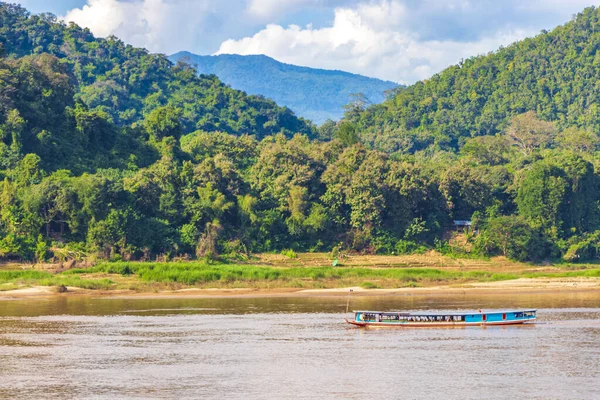 Łodzie Panoramie Krajobrazu Rzeki Mekong Miasta Luang Prabang Laosie Zwiedzanie — Zdjęcie stockowe