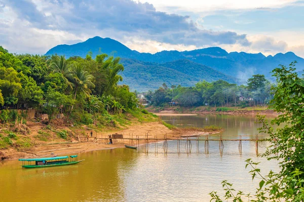老挝良普拉邦湄公河上竹桥门的全年施工 — 图库照片