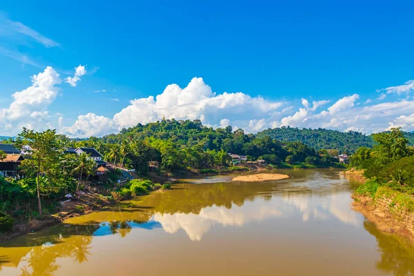 老挝湄公河和良平市风景全景世界游览东南亚 — 图库照片