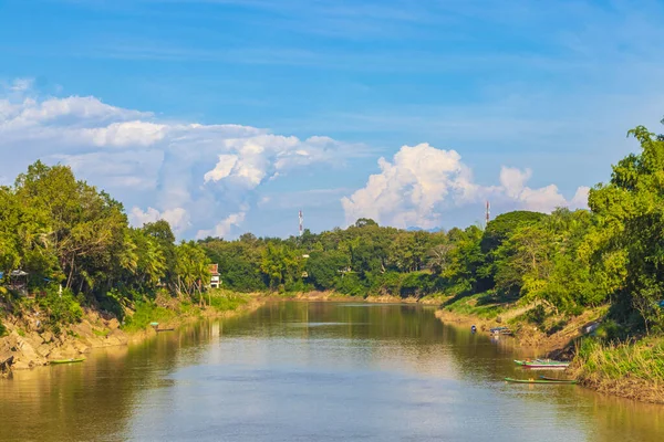 Mekong nehri ve Luang Prabang şehri, Güneydoğu Asya 'da Laos dünya turnesinde yer alıyor..
