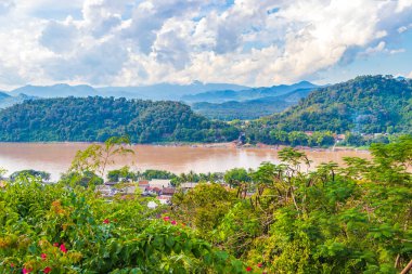 Mekong nehri ve Luang Prabang şehri, Güneydoğu Asya 'da Laos dünya turnesinde yer alıyor..