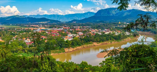 Mekong nehri ve Luang Prabang şehri, Güneydoğu Asya 'da Laos dünya turnesinde yer alıyor..