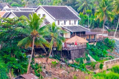 Mekong Nehri 'nin doğal orman manzarası ve Laos' un güneydoğu Asya 'daki Luang Prabang şehri..