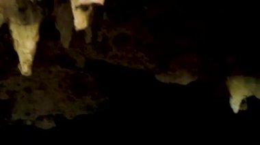 Quintana Roo Mexico 'daki inanılmaz mavi turkuaz su ve kireçtaşı mağarası obruğu..