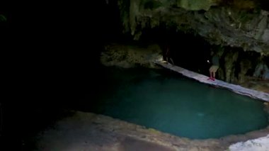 Quintana Roo Mexico 'daki inanılmaz mavi turkuaz su ve kireçtaşı mağarası obruğu..