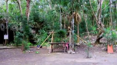 Quintana Roo Mexico 'daki inanılmaz mavi turkuaz su ve kireçtaşı mağarası obruğu..