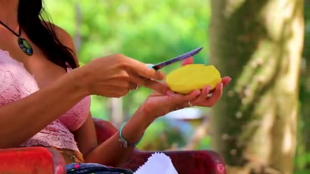 Όμορφη Όμορφη Γυναίκα Τρώει Μάνγκο Στην Τροπική Ζούγκλα Μεξικό — Αρχείο Βίντεο