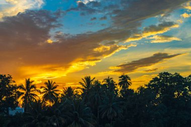 Günbatımında Mekong nehri manzarası ve Luang Prabang şehri Güneydoğu Asya 'da Laos dünya turunda..
